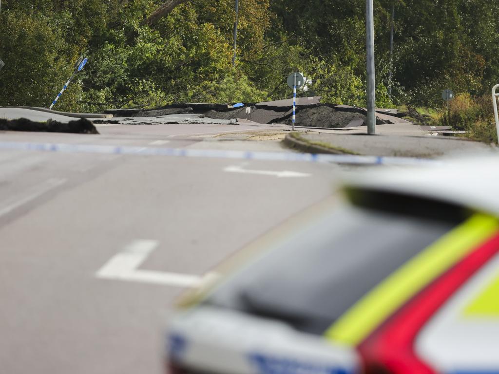 Голям участък от магистрала в Югозападна Швеция рухна в петък.