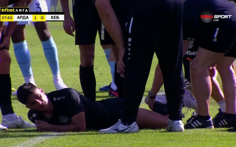 Защитникът на Хебър Пазарджик - Николай Николаев, се контузи по