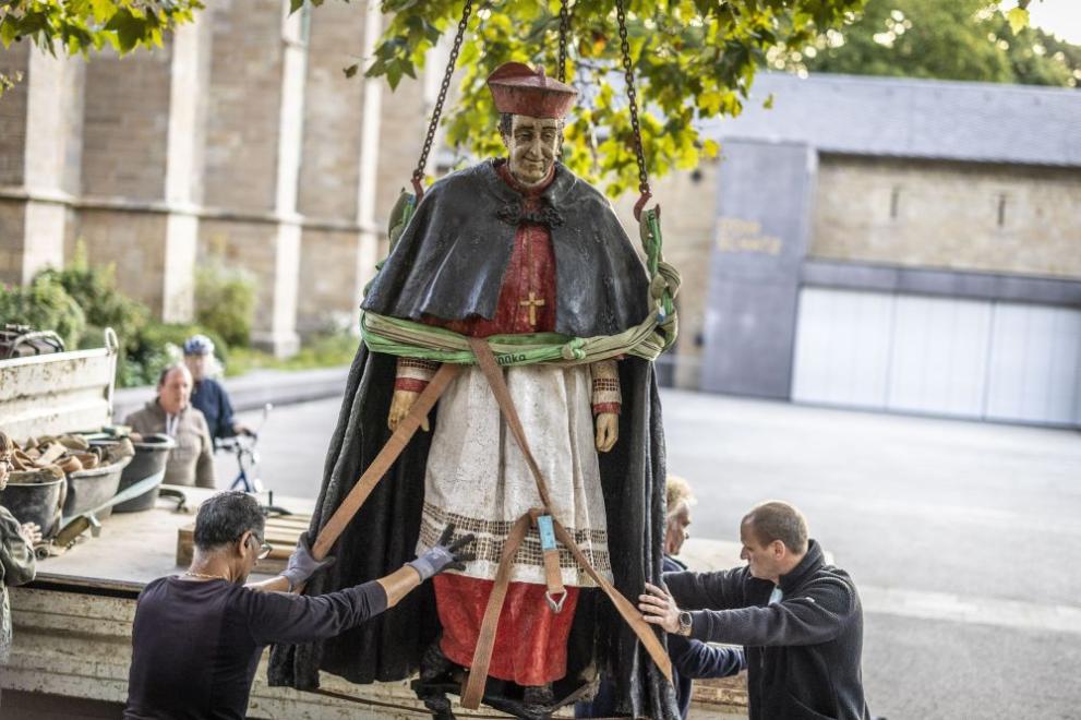 Премахнаха статуята на покойния германски кардинал Франц Хенгсбах от катедрала