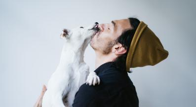 куче човек щастие