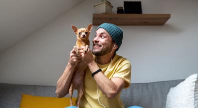 куче човек щастие