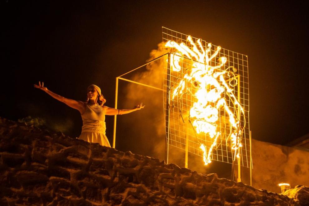 С вълнуващ огнен спектакъл, представен пред хилядна публика, беше открита