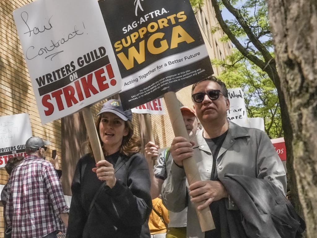 Холивудските сценаристи се споразумяха да прекратят стачката и да се