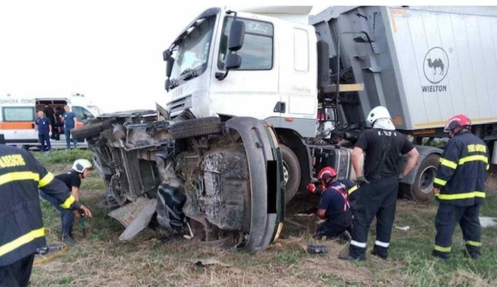 Двама мъже, на 24 и 45 години, са загинали при тежък пътен