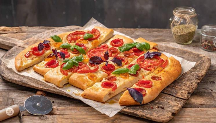 рецепти - Гответе с matekitchen.com: Апетитна фокача с чери домати и босилек или пък бърза с тиквички и люта чушка (ВИДЕО)