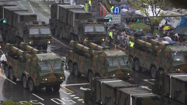 Южна Корея демонстрира мощ с впечатляващ военен парад (ГАЛЕРИЯ)