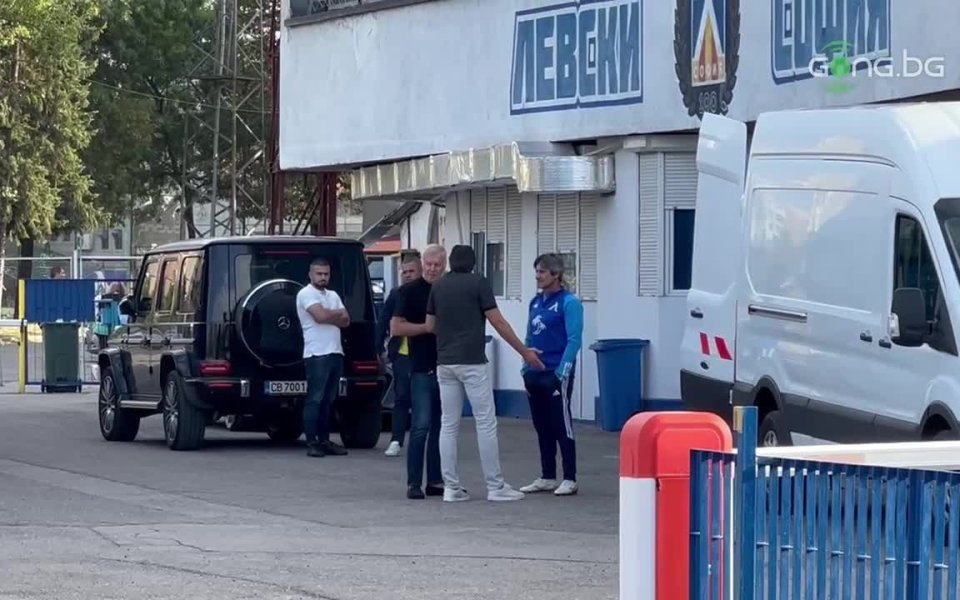 Мажоритарният собственик на Левски Наско Сираков бе забелязан да пристига
