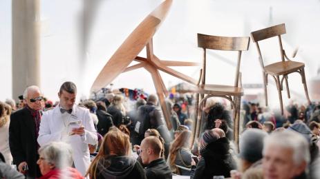 летящи маси и столове