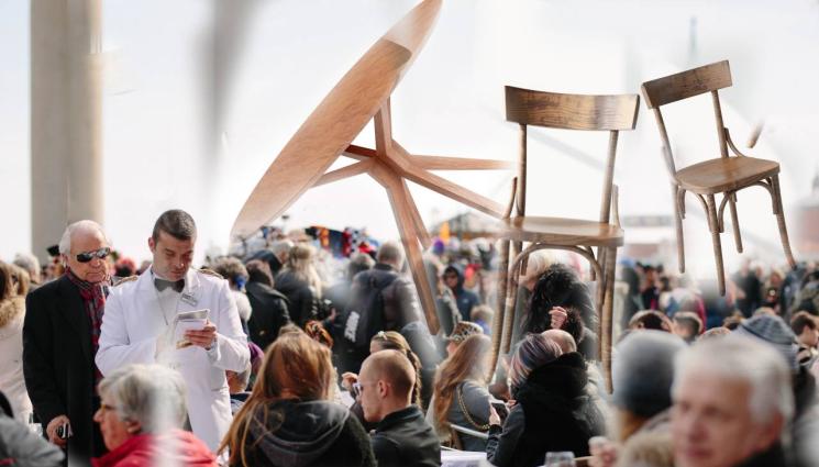 летящи маси и столове - О, МАММА МИА: Масово меле на площад Сан Марко във Венеция! (ВИДЕО)