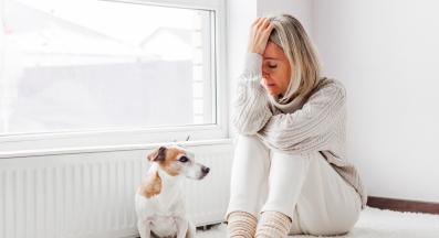 куче човек тъжен