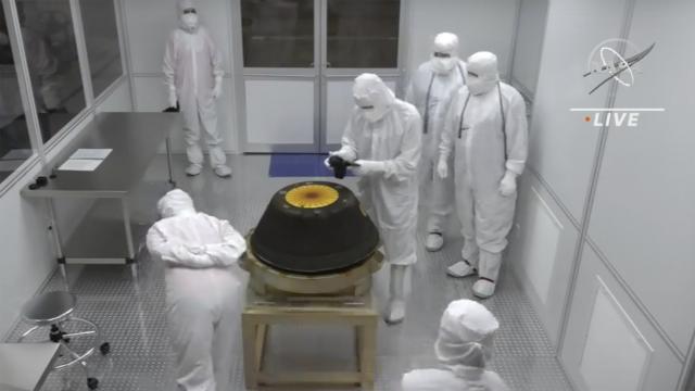 В капсулата от мисията „Осирис-Рекс“ е открит черен прах