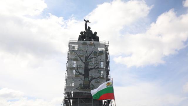„Опаковаха“ Паметника на Съветската армия с историята на България в Европа (СНИМКИ)
