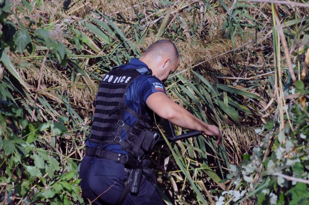 Бургаските полицаи провеждат издирват избягали мигранти в тръстиките на езерото