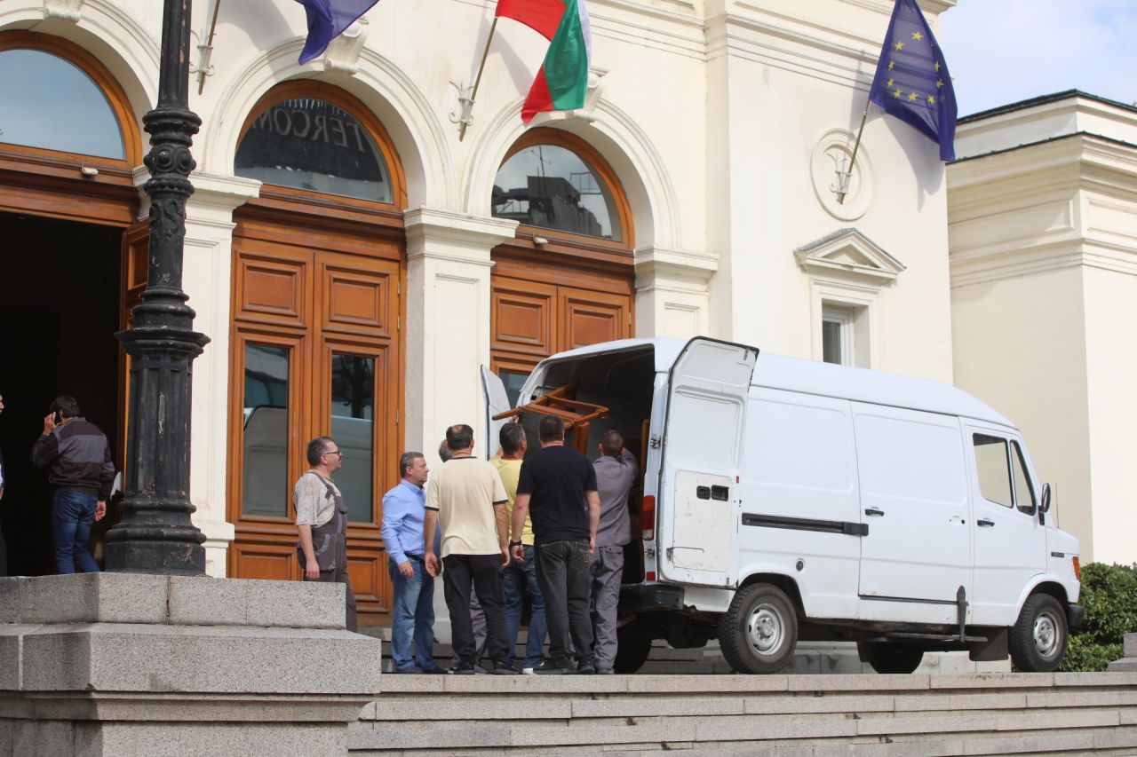 <p>Работници изнасят мебели от сградата на старото Народно събрание</p>