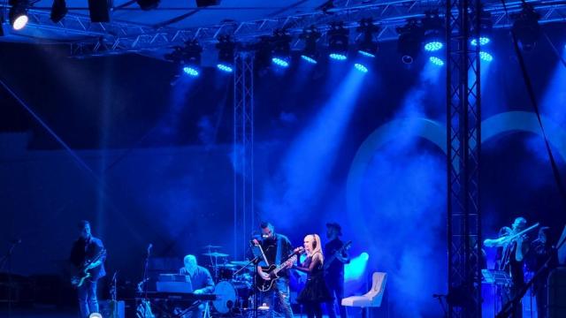 Лили Иванова изправи на крака публиката в легендарната зала „Флаже“