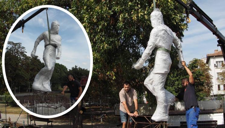 Паметник Гунди - Откриват паметника на Гунди преди мача с Лудогорец