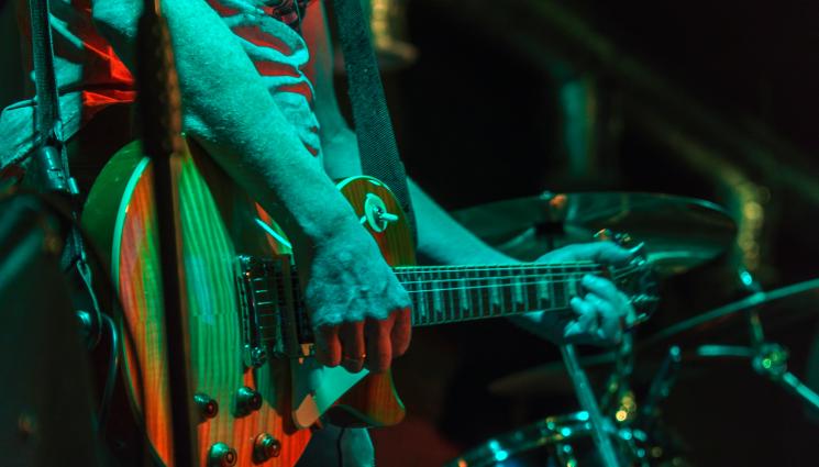 китарист - УЖАС ПО ВРЕМЕ НА КОНЦЕРТ: Китарист получи инфаркт на сцената