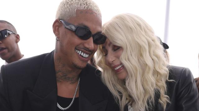 Младото гадже на Шер показва усмивка с диаманти на ревю в Париж (СНИМКИ)