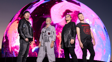За първи път от 36 години U2 изпълниха “Christmas (Baby Please Come Home)”