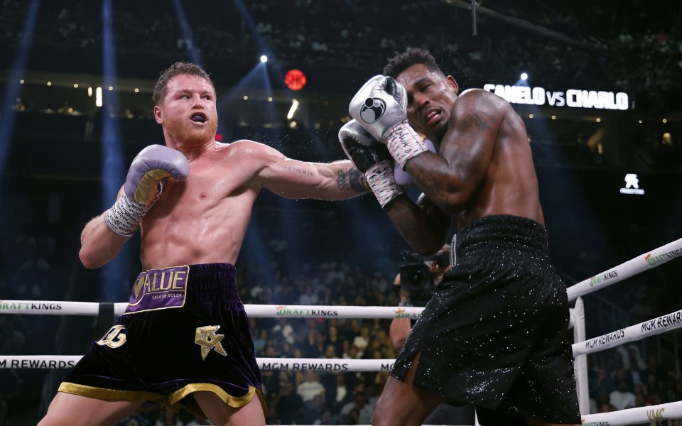 Мексиканецът спечели с единодушно съдийско решение срещу една от легендите