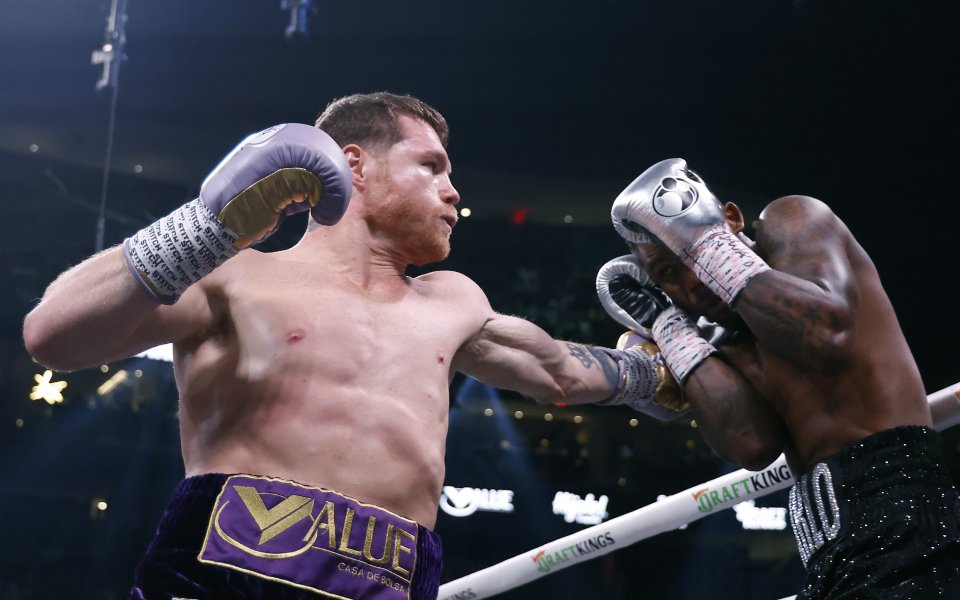 Феновете на бокса се надяваха, че Канело Алварес и Давид