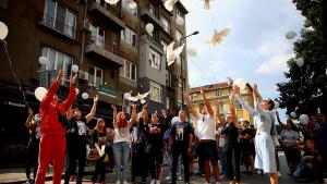 бели гълъби памет деца загинали протест