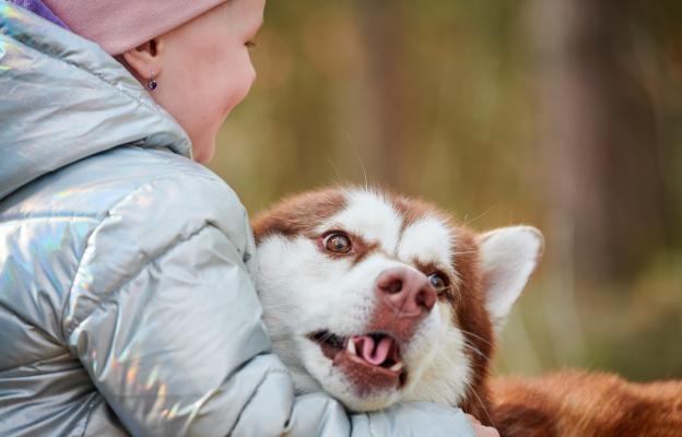 куче деца ръмжи