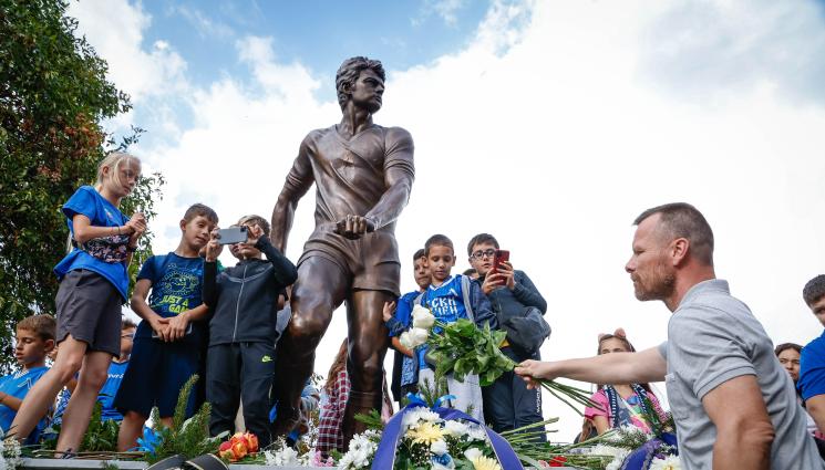 Паметник Гунди - Откриха по впечатляващ начин паметника на Гунди в столицата (ВИДЕО + ГАЛЕРИЯ)