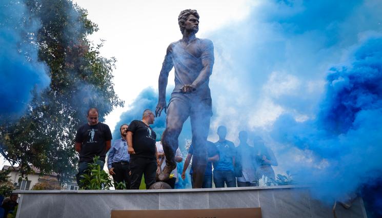 Паметник Гунди - Теменужки украсиха паметника на Гунди