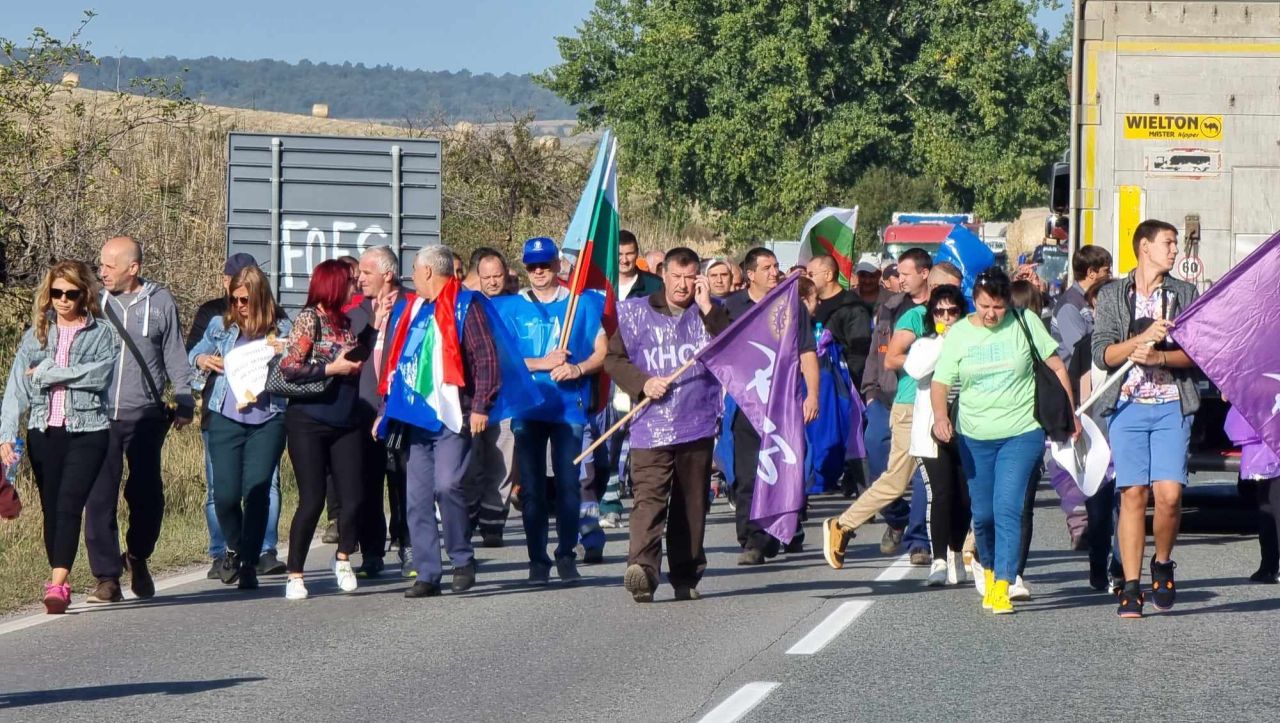 <p>Протестиращи енергетици и миньори пробиха полицейската блокада край автомагистрала &quot;Струма&quot; и излязоха на пътя. От рано сутринта днес полиция и жандармерия се опитваше до осуети опитите на недоволници работници и синдикалисти да блокират автомагистралата.</p>