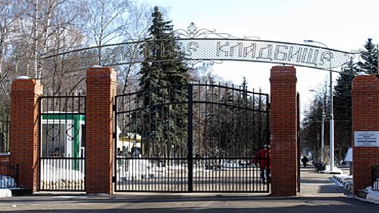  Гробище "Кузминское", където Алла Пугачова си е купила парцела приживе