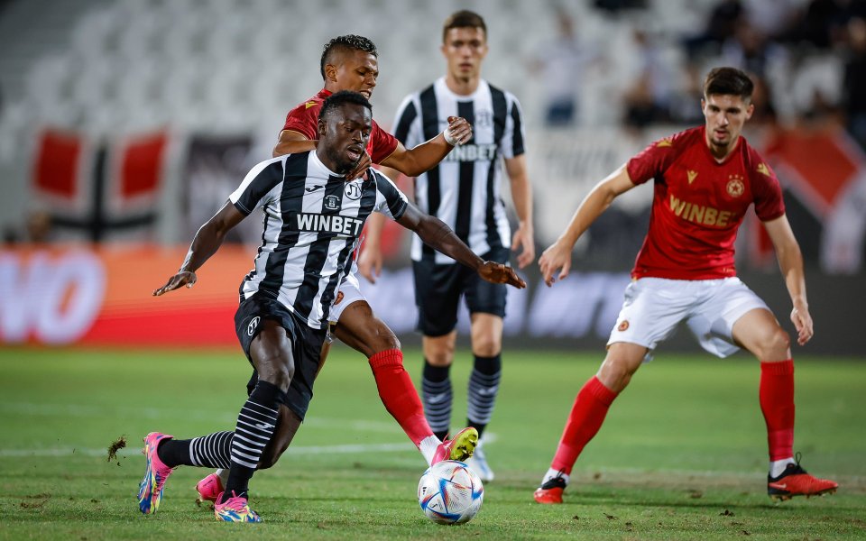 Локомотив Пловдив и ЦСКА играят при резултат 0:2 на стадион Лаута