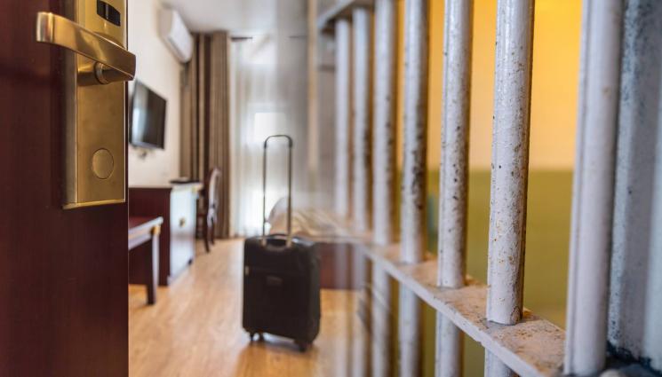 затвор хотел - ВЪЗМЕЗДИЕ: 20 г. килия за проститутка, сводник и дилър!