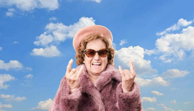 баба в небето - БЕСНИ СТРАШНИ ПЕНСИИ: 104-годишна баба полетя в небето! (ВИДЕО)