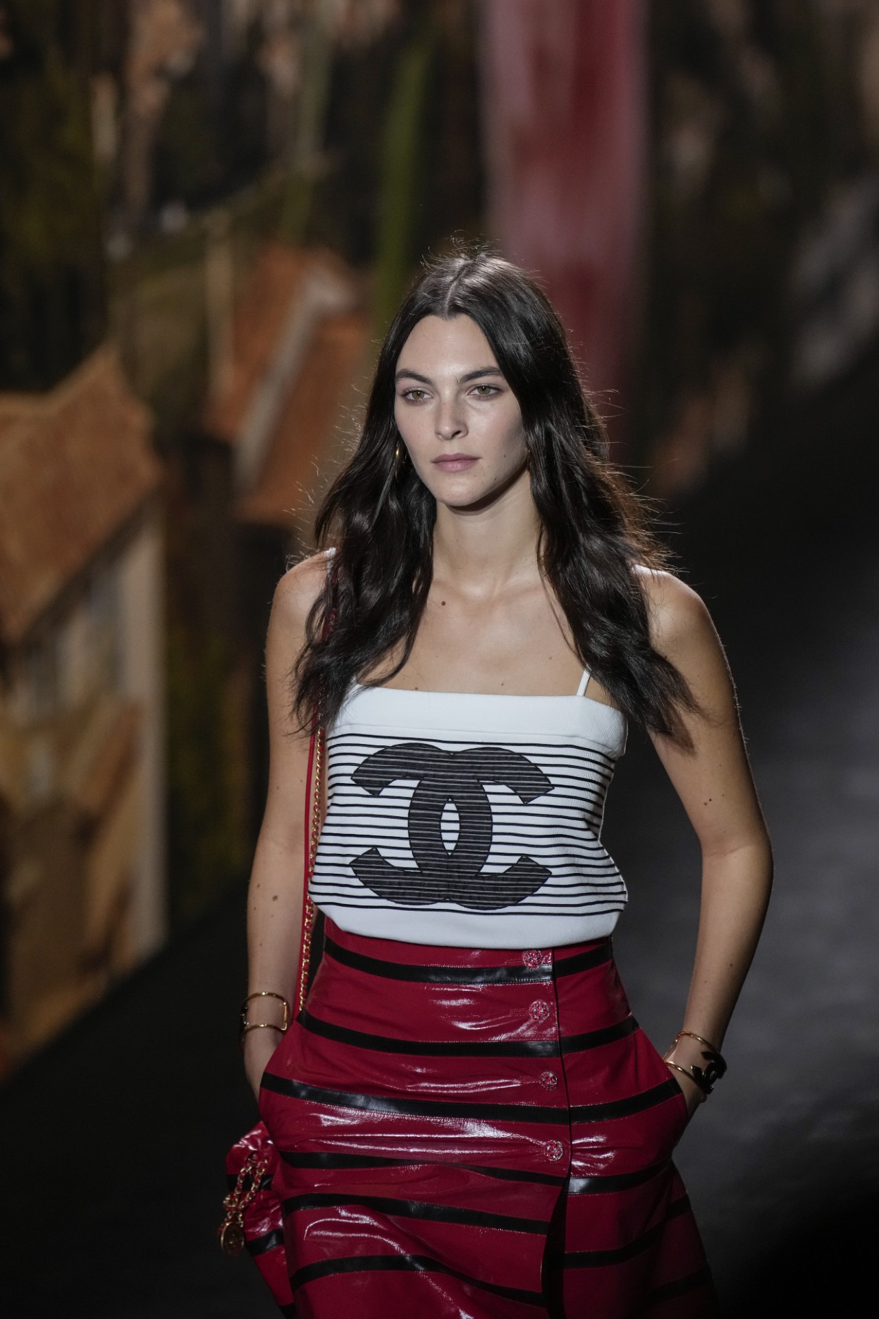 <p>Моделите носят творенията от модната колекция пролет/лято 2024 на Chanel, представена във вторник</p>