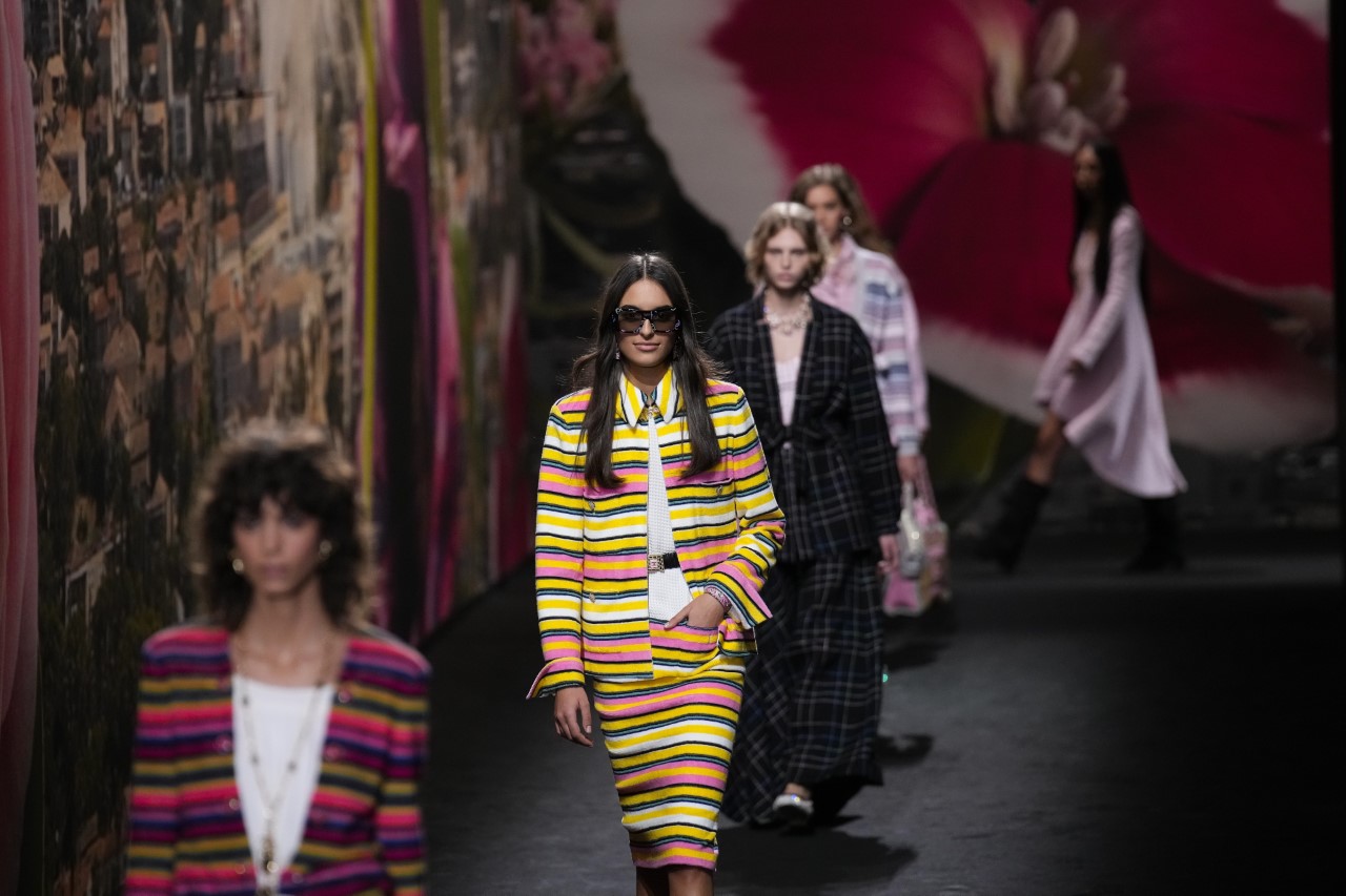 <p>Моделите носят творенията от модната колекция пролет/лято 2024 на Chanel, представена във вторник</p>
