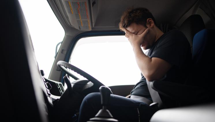 тир - Тир пропадна в дупка на републикански път край Кричим (СНИМКА)