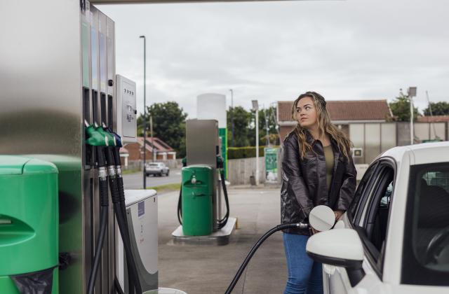 Във Великобритания ценaтa на бензина се повиши за четвърти пореден месец,