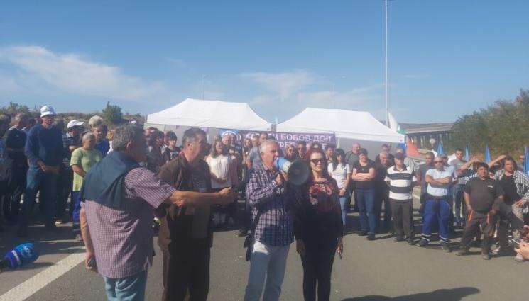 протест струма - ХВАТКАТА СЕ РАЗХЛАБВА: Пада блокадата на