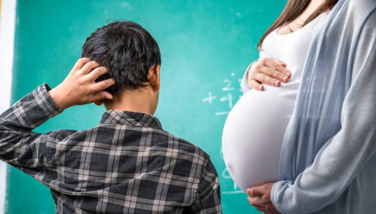 ученик - ГНУСНО: Учителка роди от 13-годишно момче!
