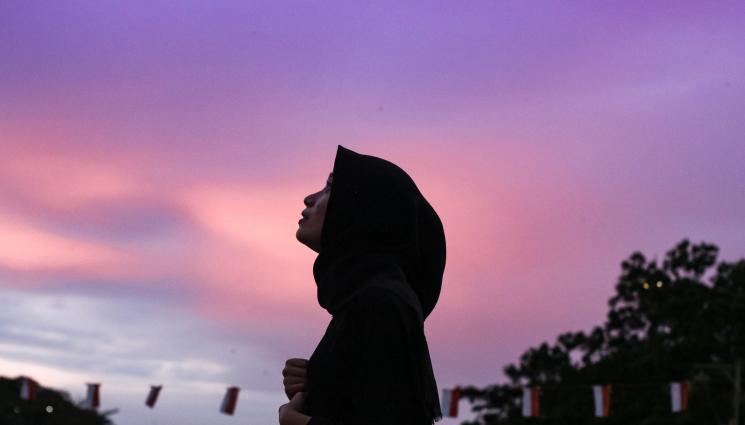 хиджаб - Иранско момиче, отказало да носи хиджаб, е в кома