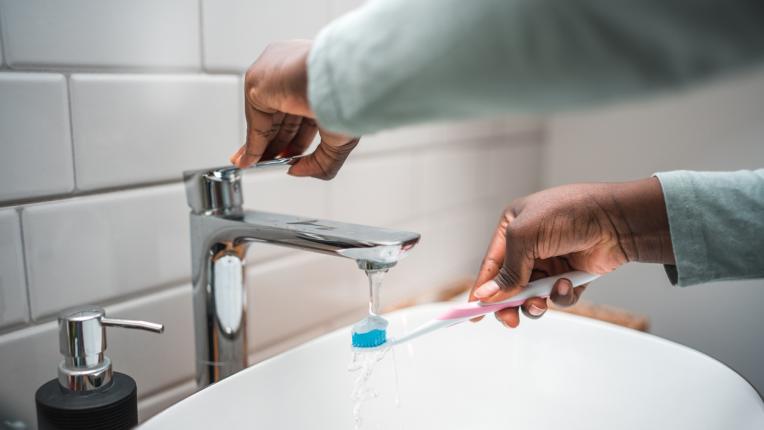  Как НЕ ТРЯБВА и по какъв начин ТРЯБВА да съхраняваме четката си за зъби 