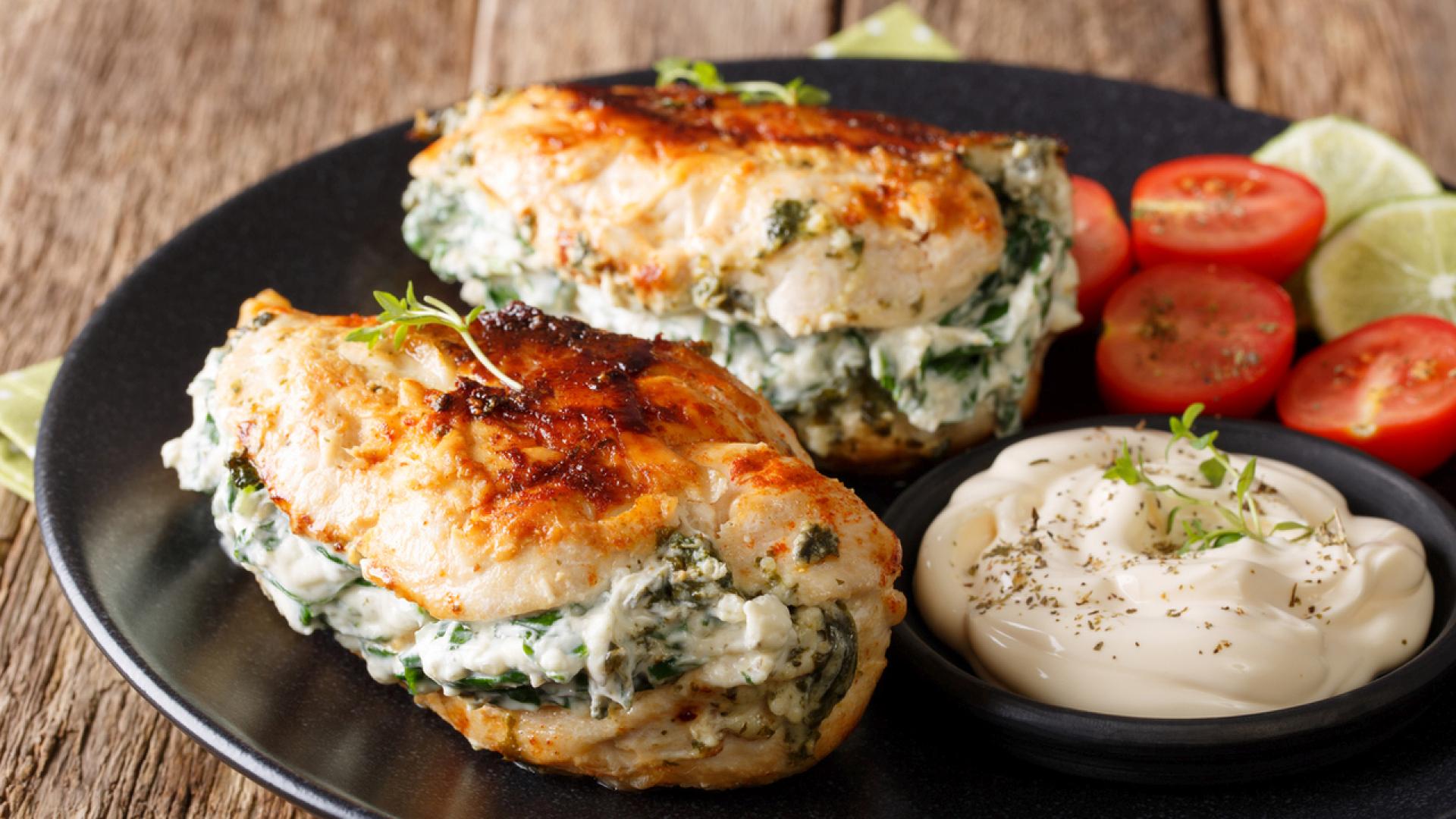 Готово за 15 минути: Рецепта за най-сочните пилешки гърди със спанак и сирене