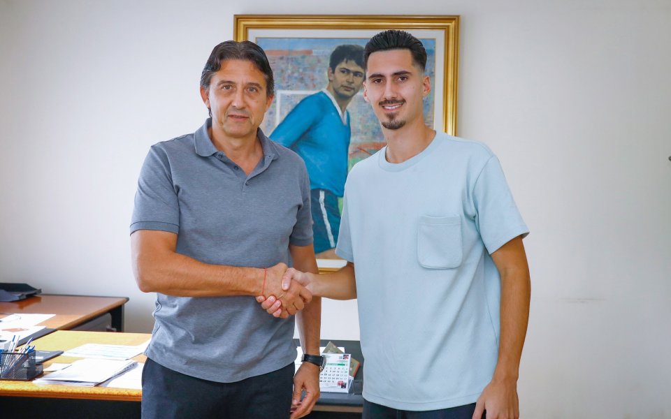 Левски официално обяви, че полузащитникът Асен Чандъров е удължил договора