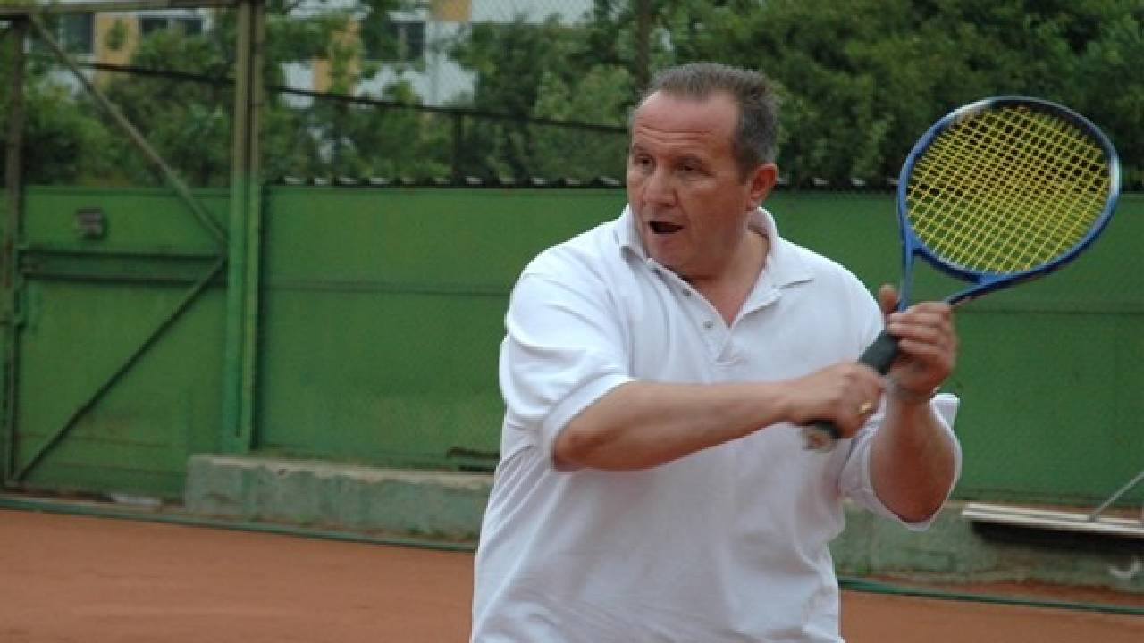 Шкумбата тенисист