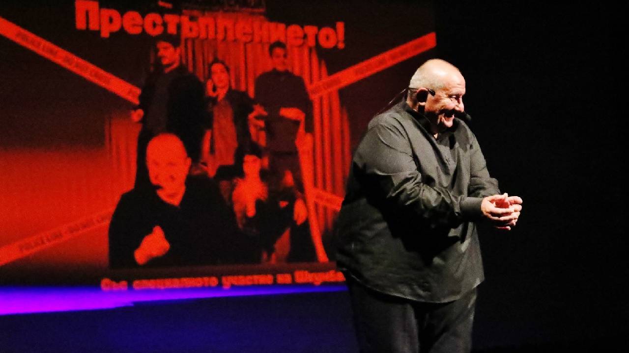 Шкумбата на сцената