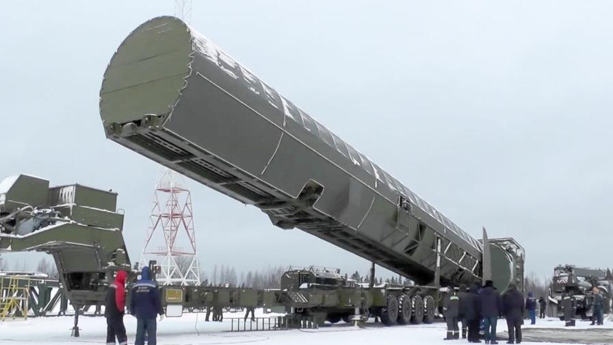 Тези кадри, предоставени от руската телевизия RU-RTR чрез телевизия AP в четвъртък, 1 март 2018 г., показват изстрелването на това, което президентът Владимир Путин каза, че е новата руска междуконтинентална крилата ракета с ядрен двигател. Путин обяви в четвъртък, 5 октомври 2023 г., че Русия ефективно е завършила разработката на крилатата ракета "Буревестник" и тежката междуконтинентална балистична ракета "Сармат" и ще работи по пускането им в производство.