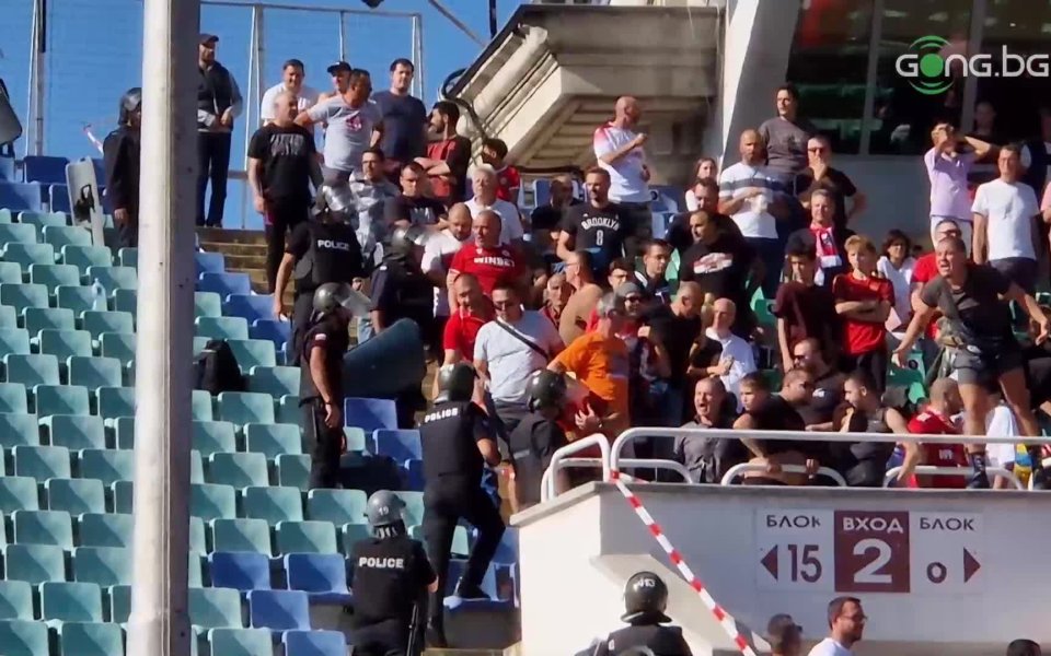 По време на дербито между ЦСКА и Левски, сините фенове изстреляха