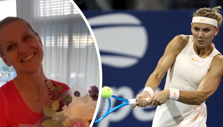 Луцие Шафаржова - Хокеист утешава любимата с цветя