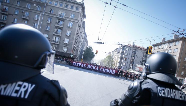 вечно дерби - Полицията задържа 16 души около вечното дерби